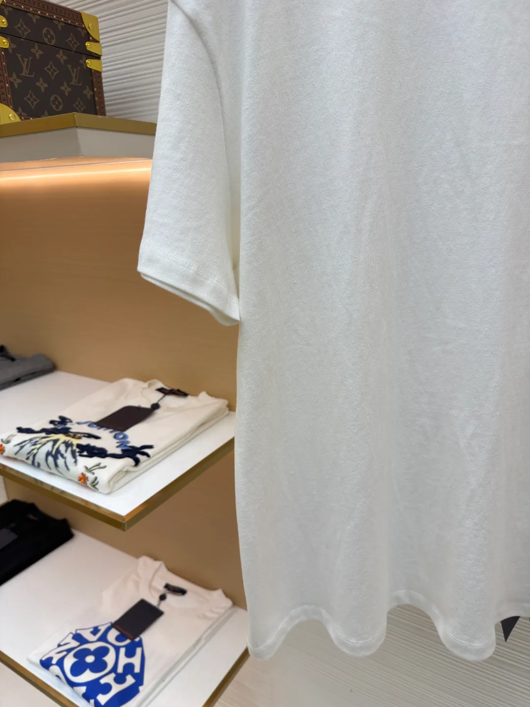 Ralph Lauren logo embroidered short sleeves ●Original version: Purchased and developed for 990 ●Item number: 1682485-X80 ●Material: linen soft plain fabric ●Technology: embroidery production ●Color: white ●Version: Fitted version ●Weight: about 270 grams ●Size: S-M-L-XL ●Description: Customized cotton and linen soft plain fabric, delicate touch, comfortable and close to the skin, with deep black as the main color Exquisite red pony logo is embellished throughout. It is highly recognizable. It brings an atmosphere of freedom and vitality. A symphony of pure and smart colors. It outlines a high-end outline with extreme simplicity and becomes the smart focus of the vision. It shows taste in silence and adopts imported machine embroidery technology. It uses advanced computer control system and precise mechanical components to realize the iconic pony embroidery operation. High precision. The lines are smooth and delicate. The fabrics have been washed. It has a better hand feel and texture. It is not easy to deform and not shrink. Not easy to fade and maintain long-lasting beauty. The overall wiring is straight and delicate, the fabric is comfortable and soft, and the color is consistent without color difference. It can be matched with the same style to create a fashionable look and control various occasions. Customized accessories, complete with three standards, same style for men and women!
